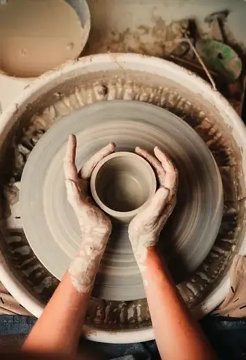 ME | RÁMICA: SHAPED BY HAND, HELD BY CLAY