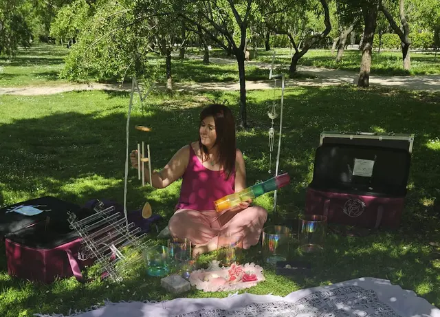 Healing Crystal Bowl Sound Bath / Baño de Sonido Con Cuencos de Cristales Sanadores